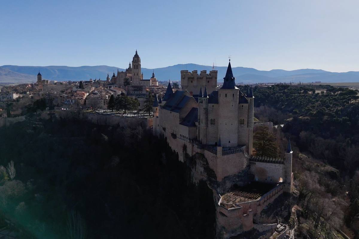 Alcázar de Segovia desde dron cinematic al atardecer