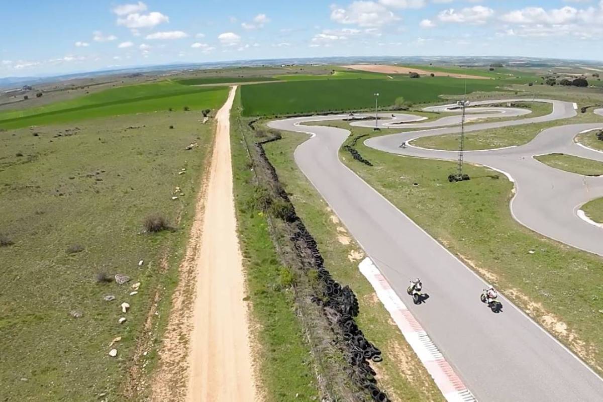 Piloto FPV freestyle en campo abierto Segovia